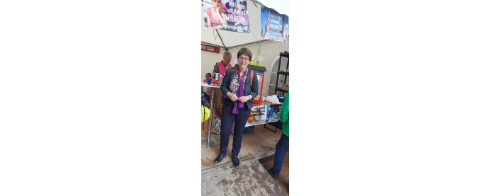 Beate Gilles vor Ort am Stand